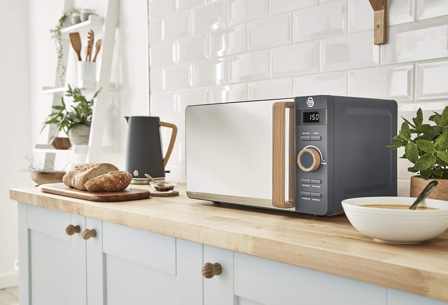 Forno a microonde digitale Swan Nordic da 20 L, 6 livelli di potenza, 800 W, timer da 30 minuti, facile da pulire, modalità scongelamento, design moderno, maniglia effetto legno, bianco opaco