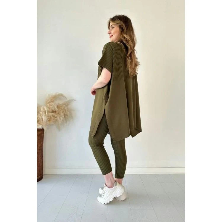 Completo pantaloni e maglione alla moda