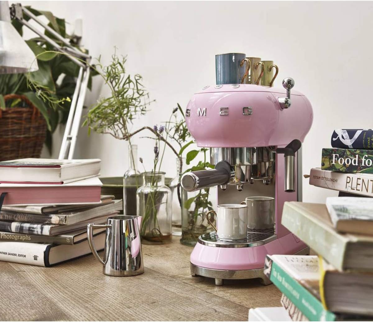 Smeg, ECF01WHEU Macchina da Caffè Espresso Manuale, Sistema Cappuccino, Thermoblock, Alloggiamento Tazze Grandi e Funzione Doppio Caffè, Serbatoio Acqua 1 l, Dimensioni Compatte, 1350W, Bianco