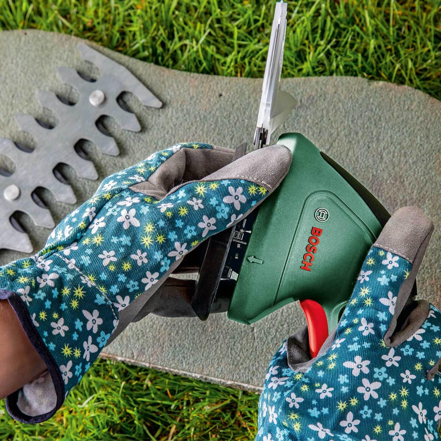 Bosch Gartenschere EasyShear (integrierter 3,6 V Akku, Akkulaufzeit: 40 min, Messerlnge: 12 cm (Strauch) / 8 cm (Gras), im Karton)