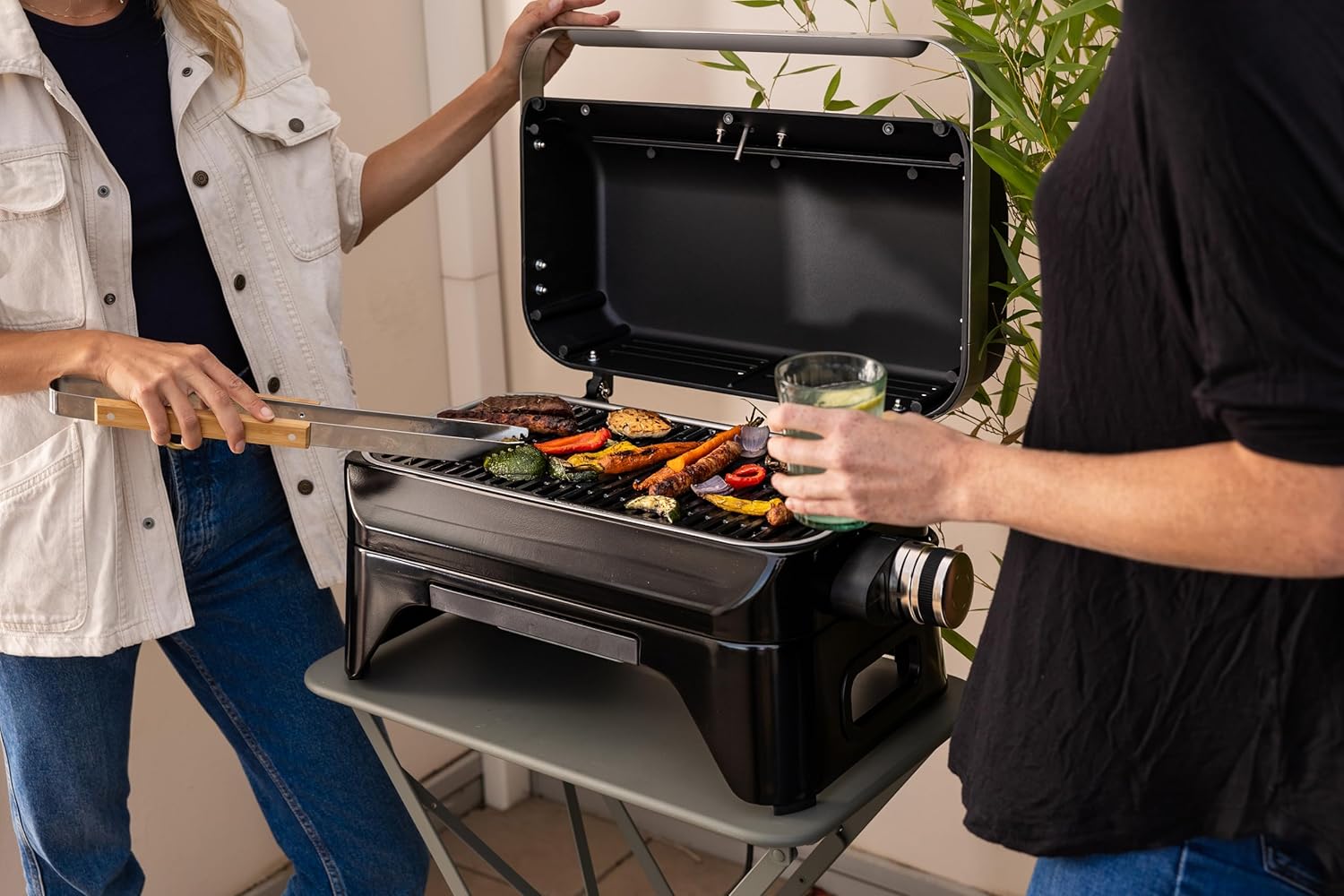 Campingaz Grill Attitude2go, grill a gas ed elettrico, grill da tavolo, grill portatile da balcone/campeggio, con coperchio, termometro e griglia in ghisa, funzionamento a gas o elettrico