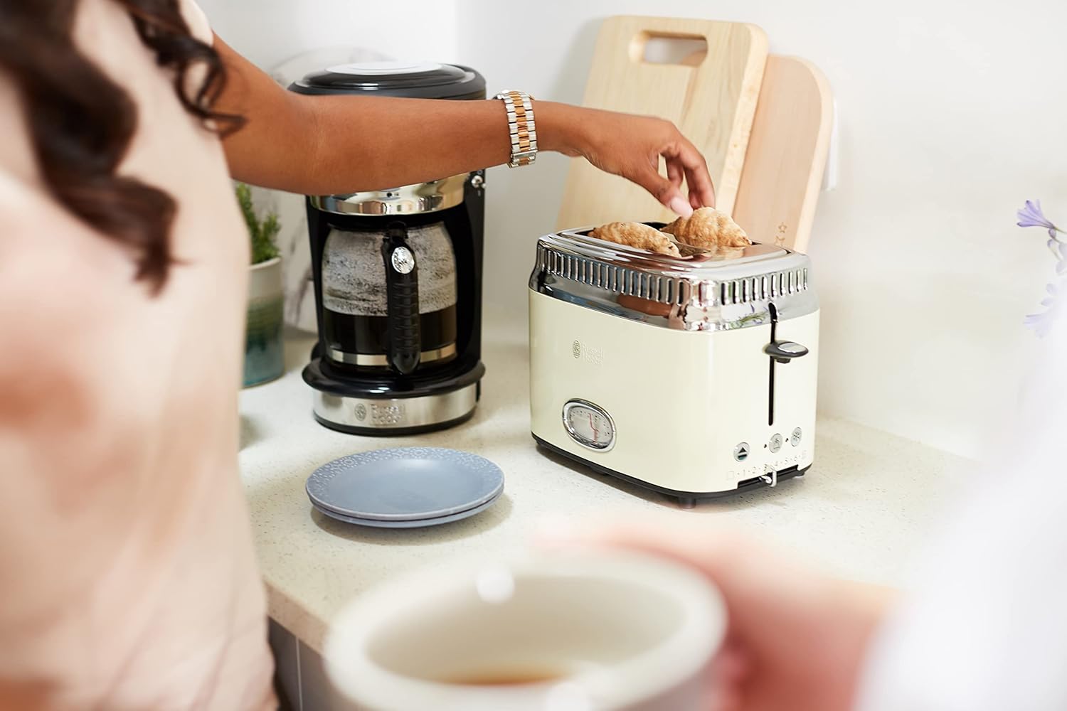 Russell Hobbs Tostapane [per 2 fette] Retro Acciaio Inossidabile Crema (Display Conto alla Rovescia Retro, inclusi pinze per panini, 6 livelli di doratura + funzione scongelamento e riscaldamento, 1300W) Vintage 21682-56