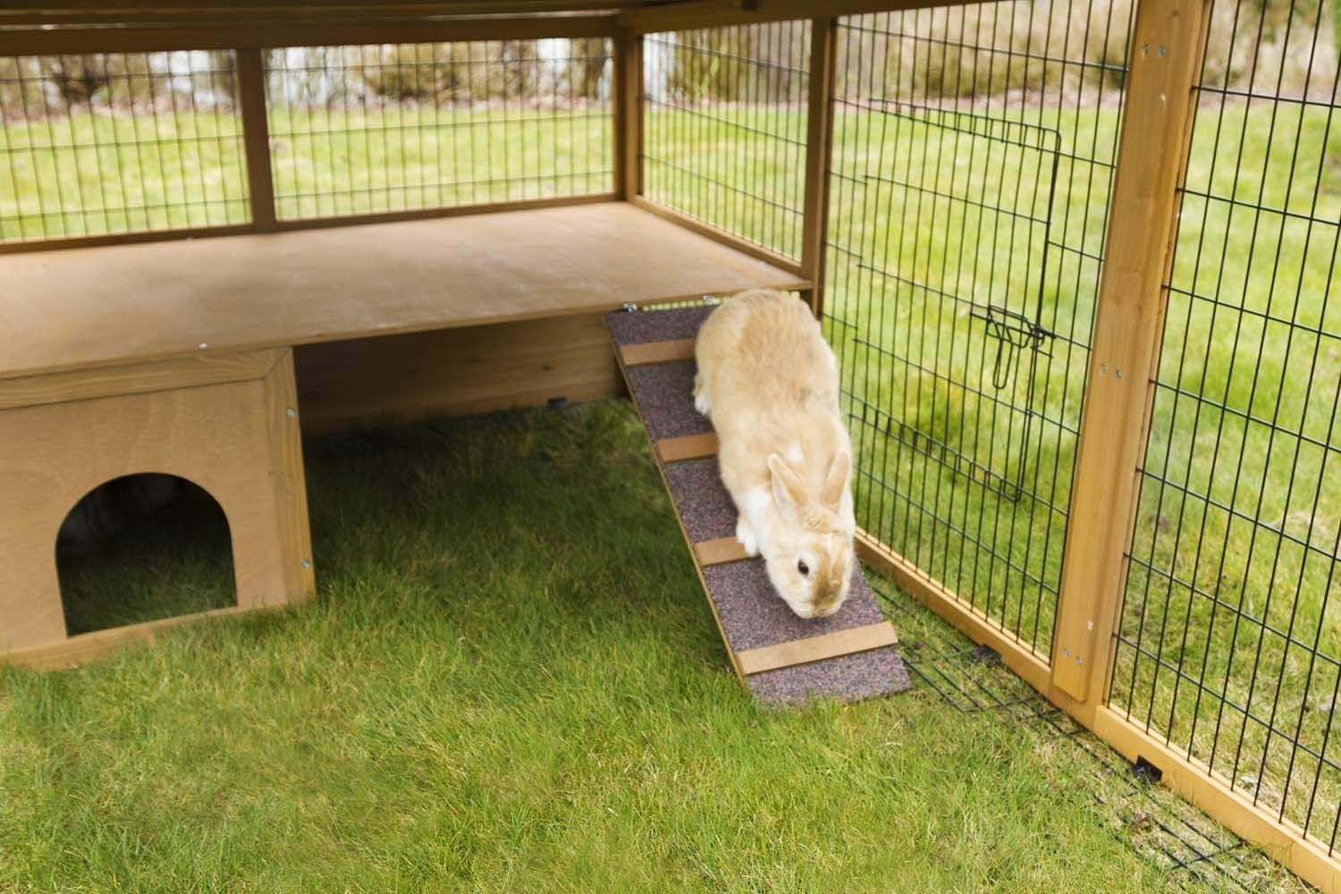 Kerbl Recinto per piccoli animali con blocco anti-fuga (spaziatura della griglia 2,5 cm, area esterna coperta, con tetto in plastica, inclusa casetta per piccoli animali + piattaforma panoramica) 81708