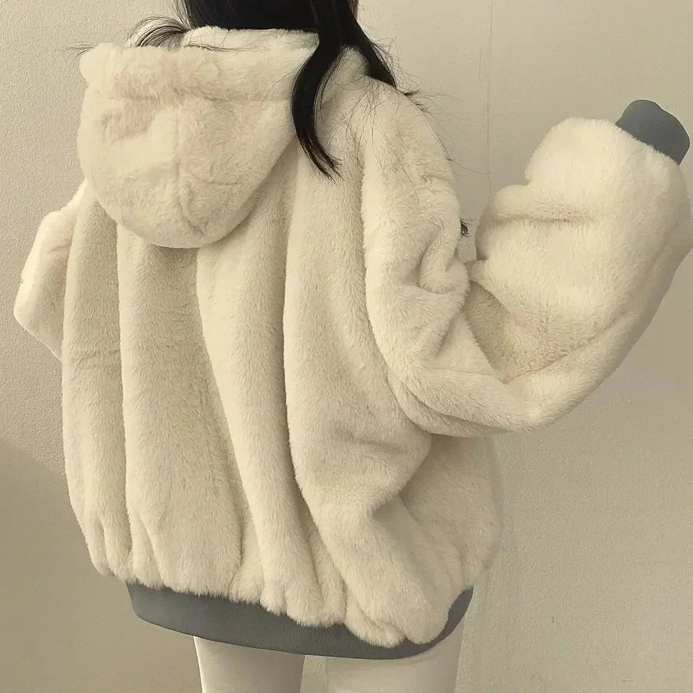 Bequeme doppelreihige Jacke in bergre für Frauen mit Kapuze.