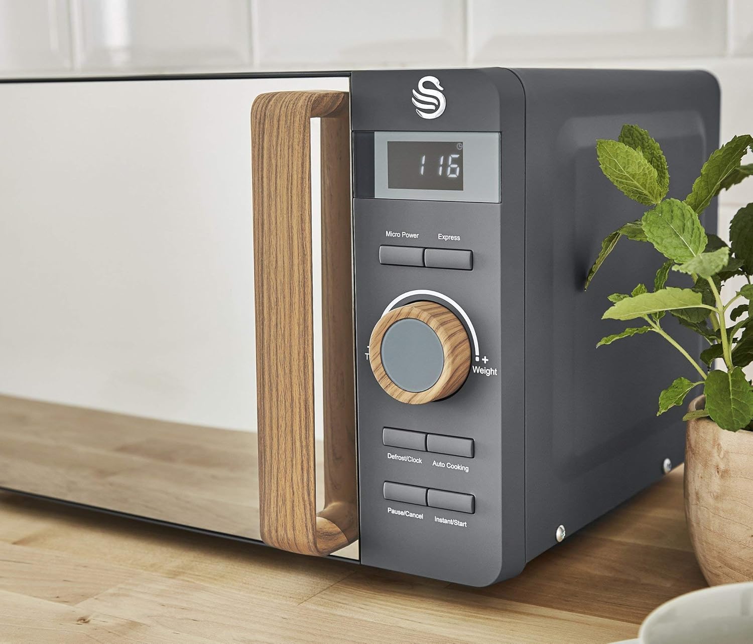 Forno a microonde digitale Swan Nordic da 20 L, 6 livelli di potenza, 800 W, timer da 30 minuti, facile da pulire, modalità scongelamento, design moderno, maniglia effetto legno, bianco opaco