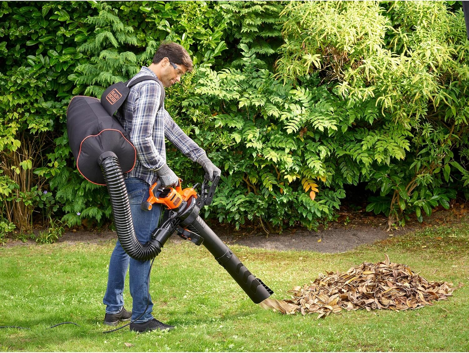 Black+Decker Aspiratore/Soffiatore Elettrico 3-in-1 BEBLV301 (3.000 Watt, con trituratore + rastrello raccogli foglie attaccabile, zaino raccogli foglie da 72l – elevata velocità di soffiaggio e potenza di aspirazione regolabile)