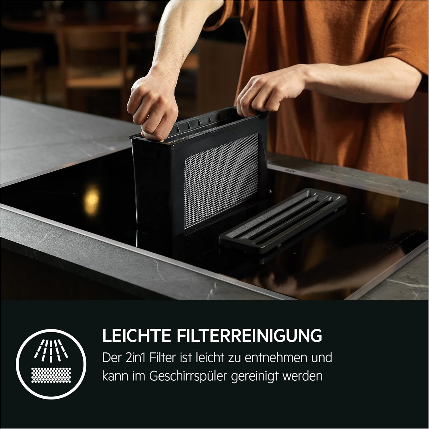 AEG piano cottura a induzione autonomo 80cm con cappa integrata / Prodotto in Germania / 4 zone cottura Flexi con funzione Bridge (combinazione di 2 zone) / Funzione automatica della cappa / Filtro a carbone attivo / COLI84COXB