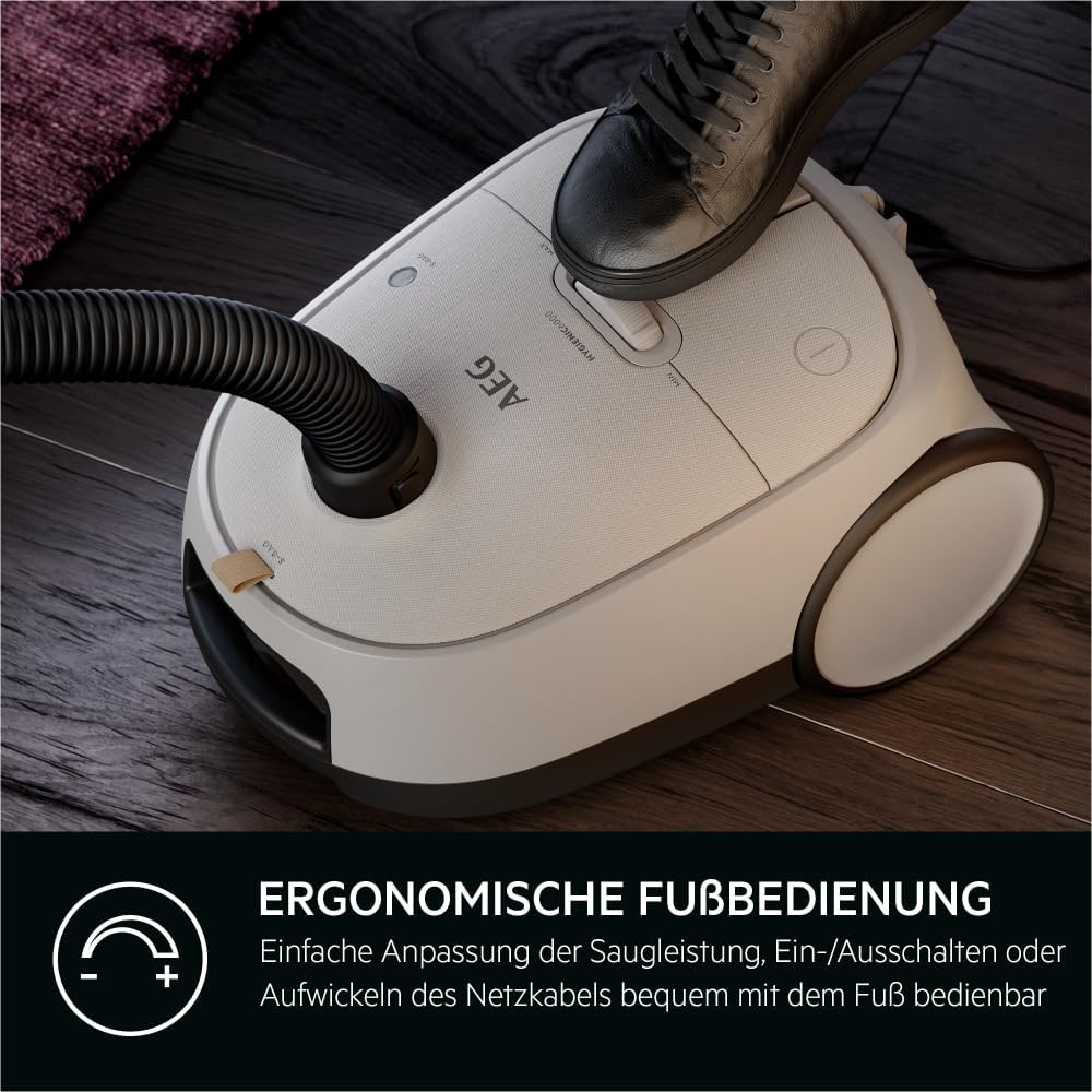 AEG CLEAN 6000 AB61C2DB Aspirapolvere con sacco / elevata potenza di aspirazione / include bocchetta per imbottiti / 50% plastica riciclata / ideale per proprietari di animali domestici / pulizia di tappezzeria / cavo da 12 m / 750 W / Blu