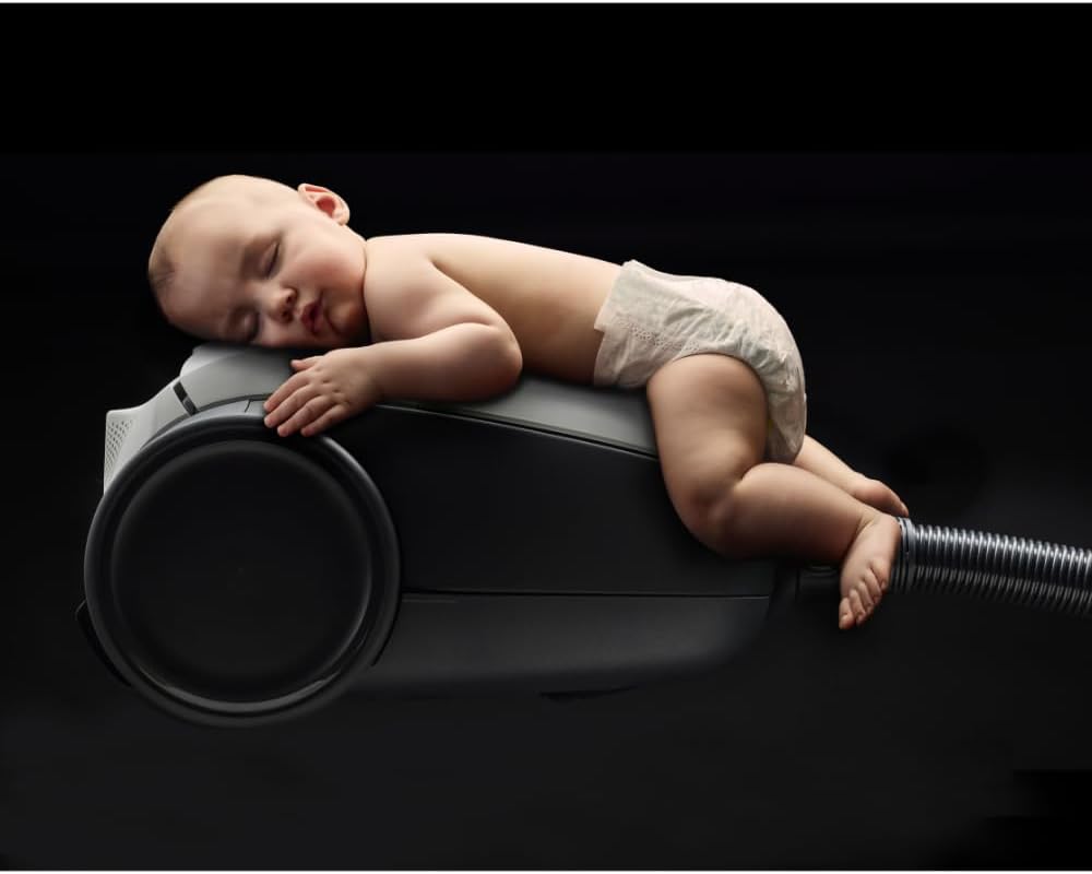 AEG VX82-1-KO Aspirapolvere / 75% materiale riciclato / regolazione automatica della potenza di aspirazione / estremamente silenzioso anche su tappeti / raccoglie particelle grandi + piccole / cavo lungo / 600W / nero