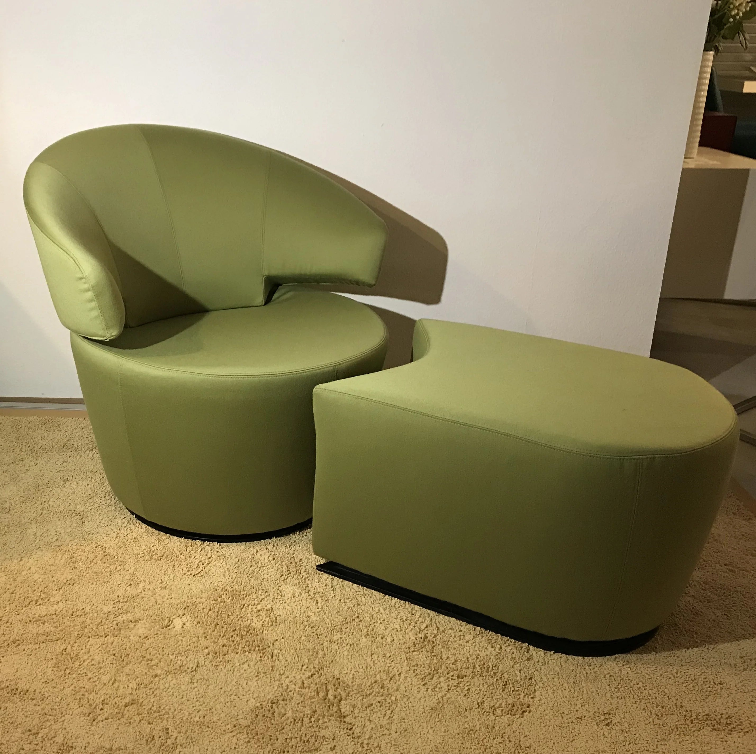 Poltrona girevole di design con poggiapiedi, modello Trick, tessuto verde, di Werther, die Möbelmanufaktur