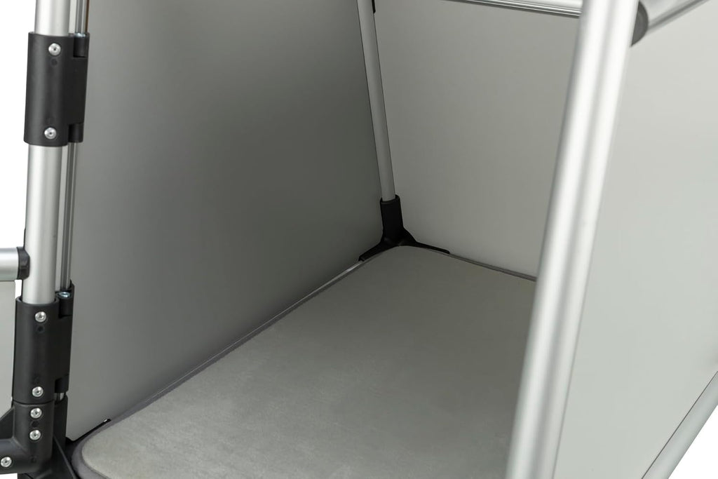 TRIXIE Hunde-Transportbox Aluminium in silber – M: 55 × 62 × 73 cm, stabile und geräuscharme Hundebox mit abgeschrägten Seiten, Sicherheitsverschluss & rutschfester Liegematte – 39342
