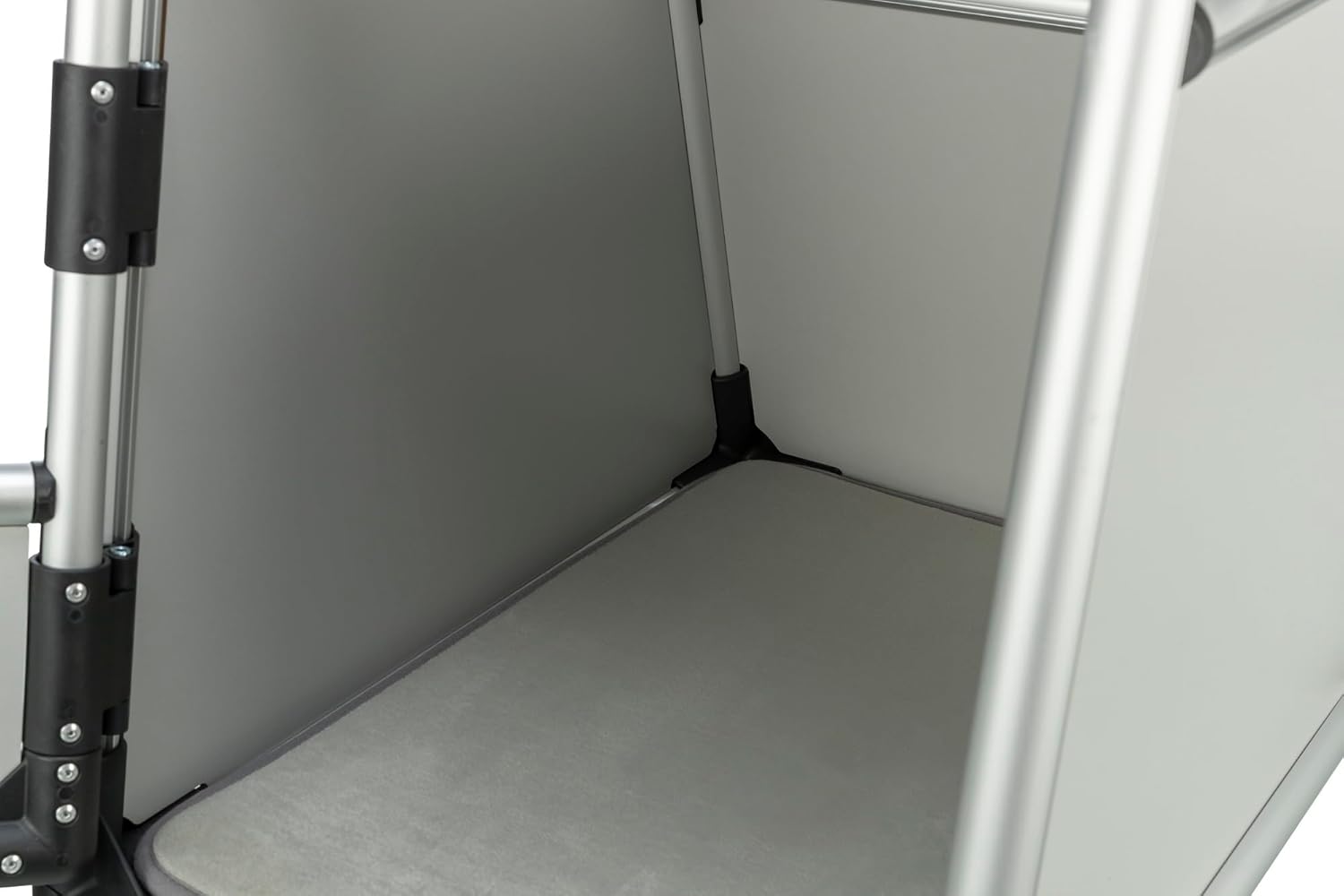 TRIXIE Hunde-Transportbox Aluminium in silber – M: 55 × 62 × 73 cm, stabile und geräuscharme Hundebox mit abgeschrägten Seiten, Sicherheitsverschluss & rutschfester Liegematte – 39342