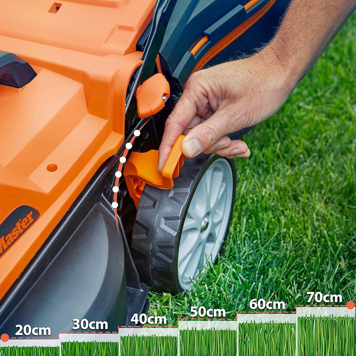 Tagliaerba a batteria LawnMaster CLMF2434G 24V max 2x4.0Ah, 34cm, 300m² pacciamatura 32L, regolazione altezza di taglio a 6 livelli 20-70mm