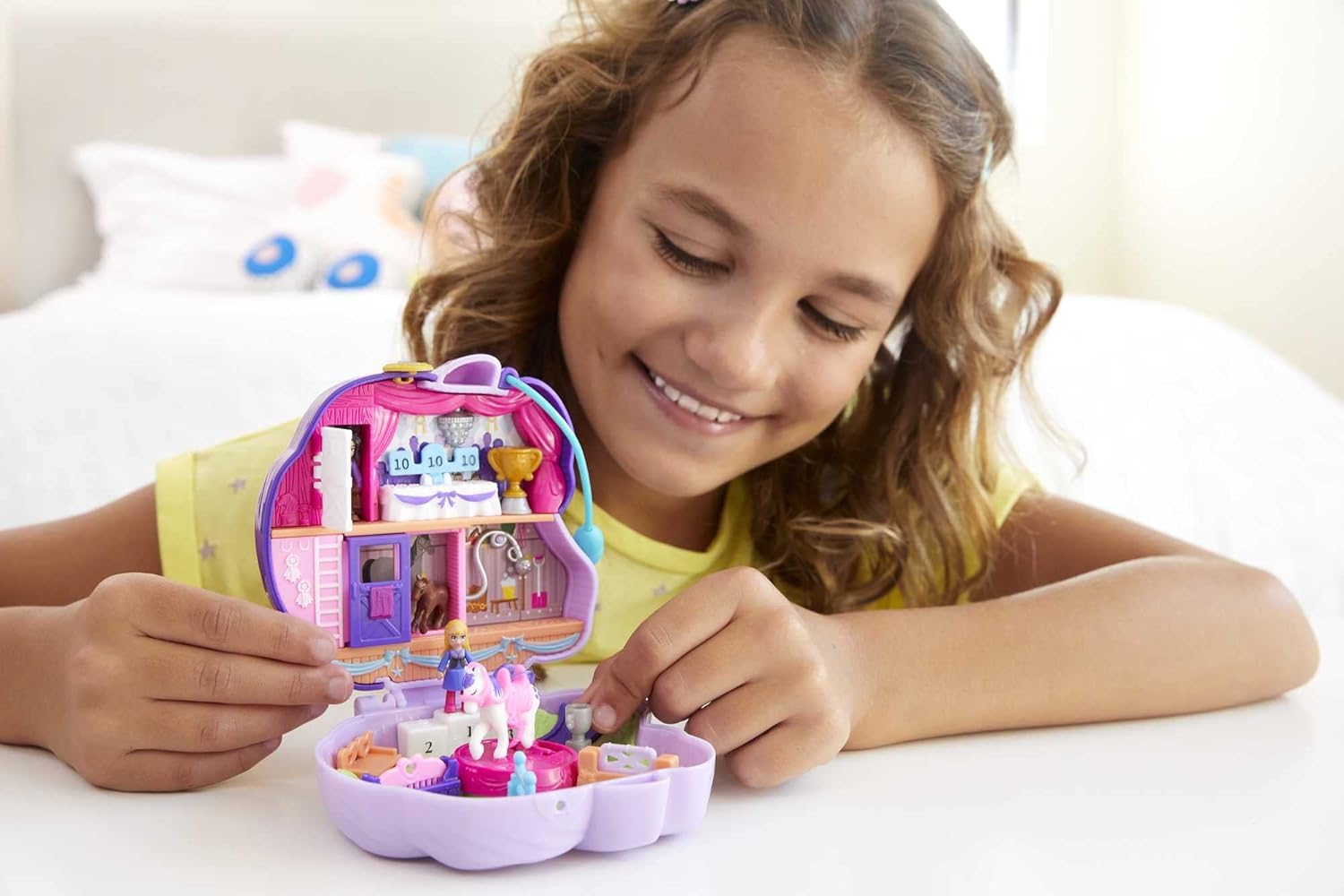 Polly Pocket GTN15 - Valigetta Caffetteria Riccio con Design Caffè e Animali, Mini Bambola Polly e HCG16 - Acquario Lontre, Tema Acquario con Micro Bambole Polly e Nicolas, 5 Sorprese e 12 Accessori