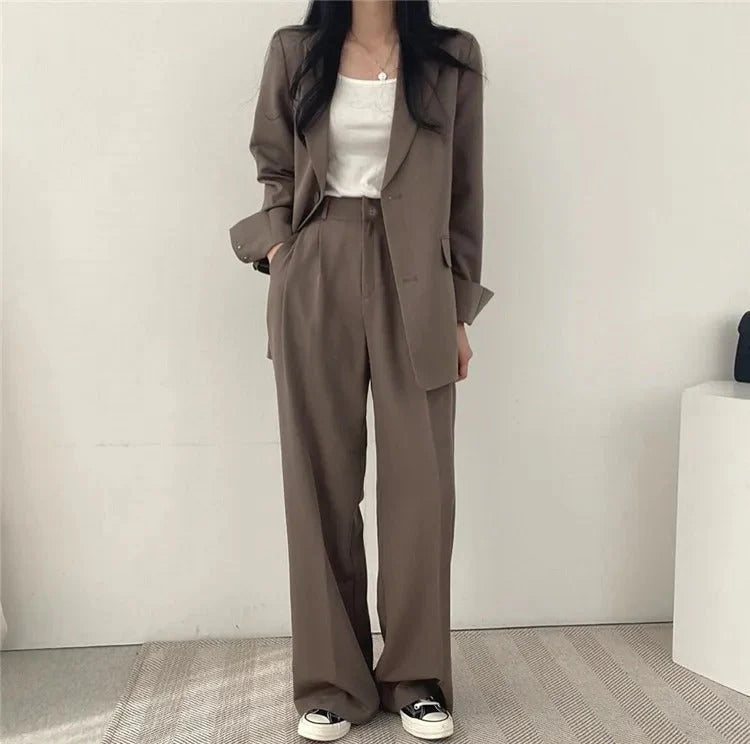 Complesso blazer e pantaloni a sigaretta monocromatico da donna