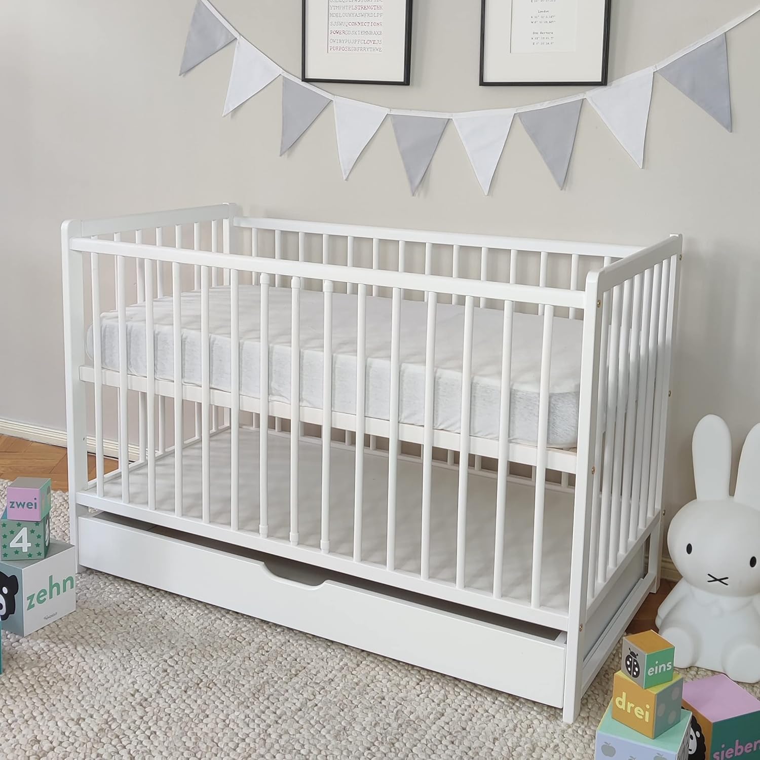 Kids Collective Babybett mit Schublade Kinderbett Gitterbett 60x120 höhenverstellbar & herausnehmbare Sprossen optional mit Matratze | Weiss sehr stabil Made in Europe