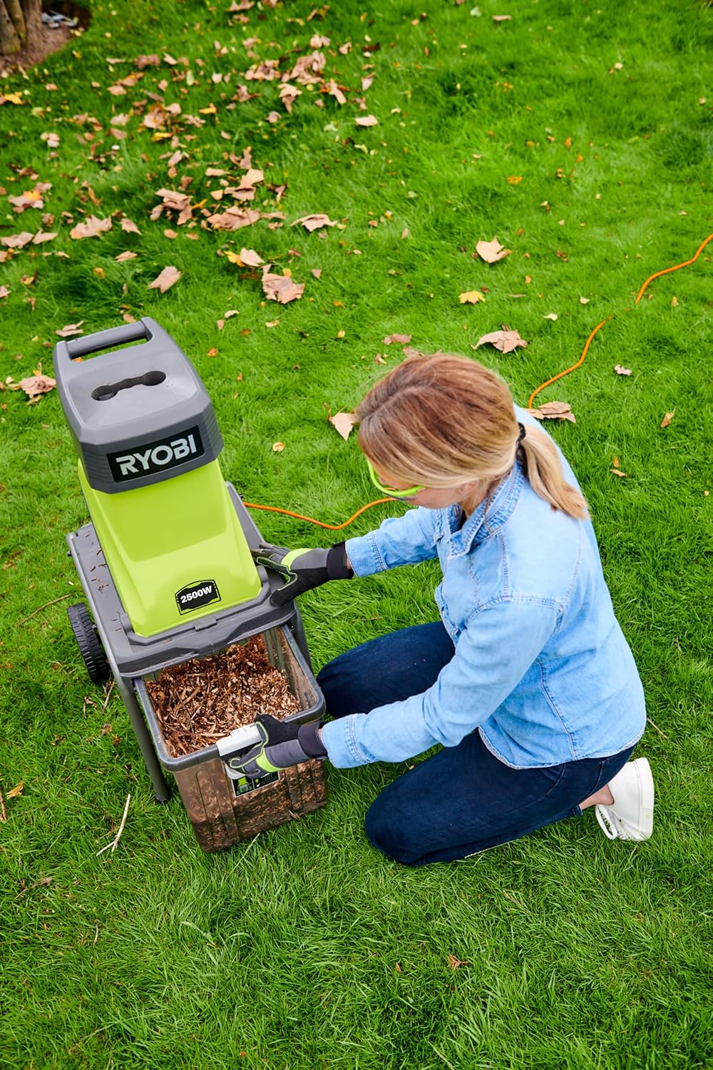 Ryobi Trituratore da Giardino, Biotrituratore Elettrico RSH2545B, adatto per arbusti, rami e altri materiali morbidi, con pressore di sicurezza. 2500 W, serbatoio di raccolta da 40 l