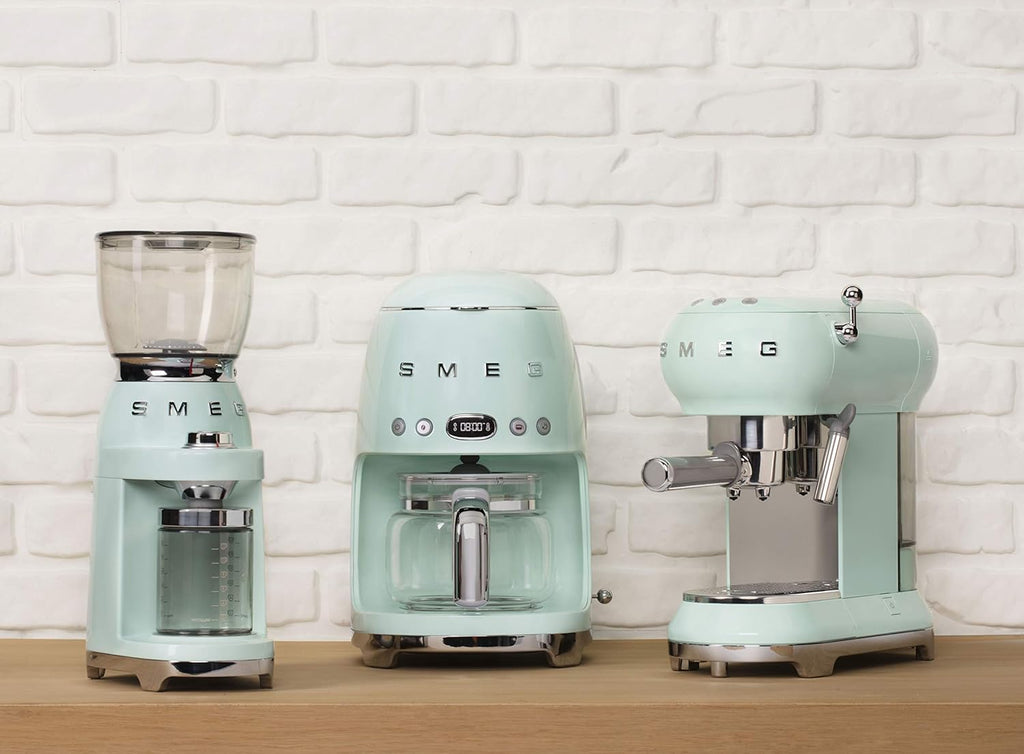 Smeg, ECF01WHEU Macchina da Caffè Espresso Manuale, Sistema Cappuccino, Thermoblock, Alloggiamento Tazze Grandi e Funzione Doppio Caffè, Serbatoio Acqua 1 l, Dimensioni Compatte, 1350W, Bianco