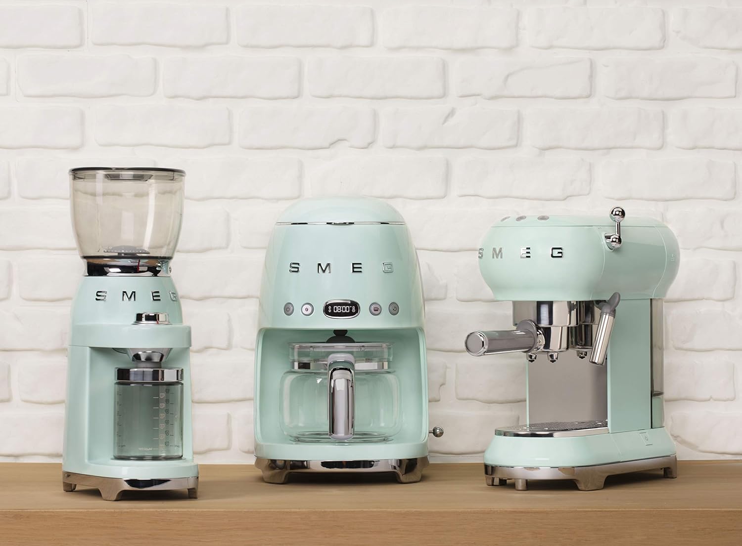 Smeg, ECF01WHEU Macchina da Caffè Espresso Manuale, Sistema Cappuccino, Thermoblock, Alloggiamento Tazze Grandi e Funzione Doppio Caffè, Serbatoio Acqua 1 l, Dimensioni Compatte, 1350W, Bianco