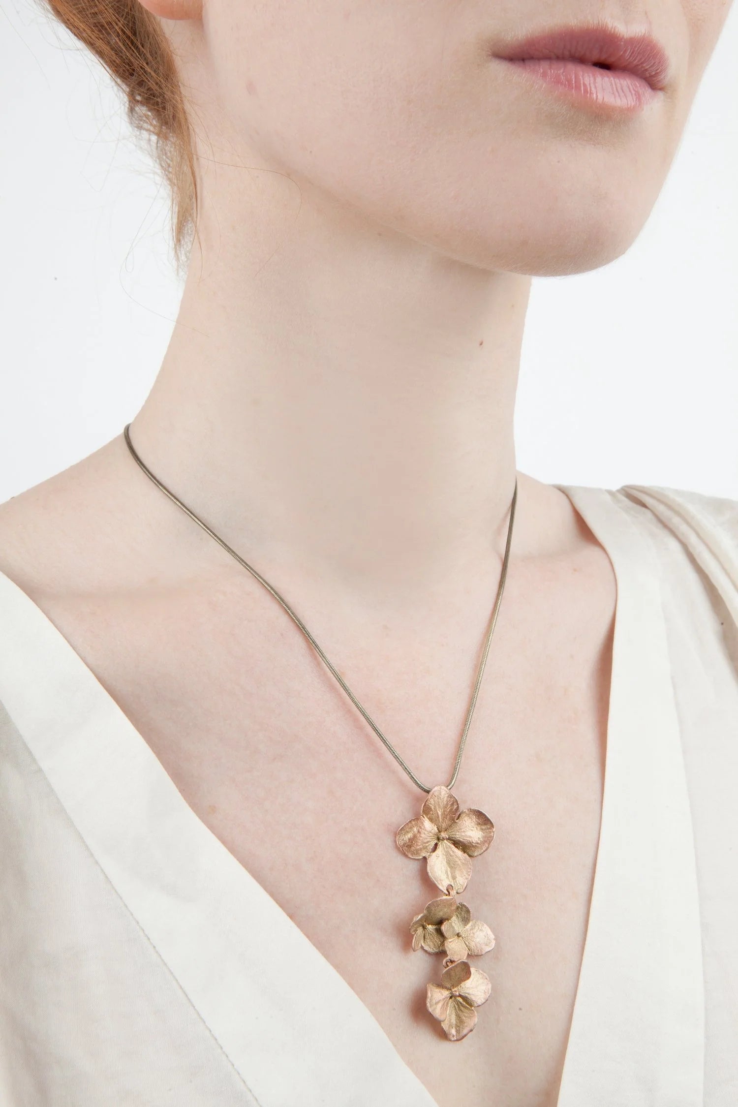Collana con pendente a forma di ortensia