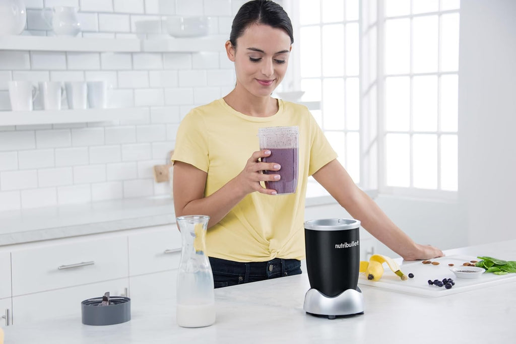 nutribullet Original, Frullatore Elettrico, Tritatutto, Frullatore per frullati, Smoothie Maker, Potenza 600 W, Facile e Veloce da Usare, Compatto, Facile da Pulire, NB603DG