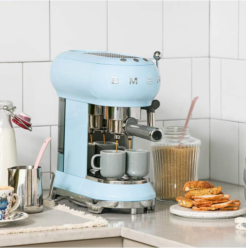 Smeg, ECF01WHEU Macchina da Caffè Espresso Manuale, Sistema Cappuccino, Thermoblock, Alloggiamento Tazze Grandi e Funzione Doppio Caffè, Serbatoio Acqua 1 l, Dimensioni Compatte, 1350W, Bianco