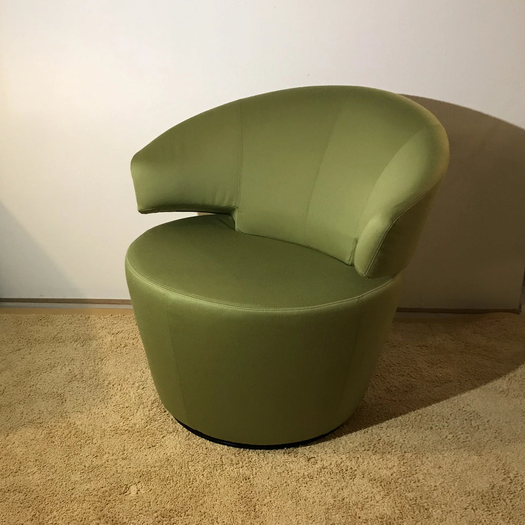 Poltrona girevole di design con poggiapiedi, modello Trick, tessuto verde, di Werther, die Möbelmanufaktur