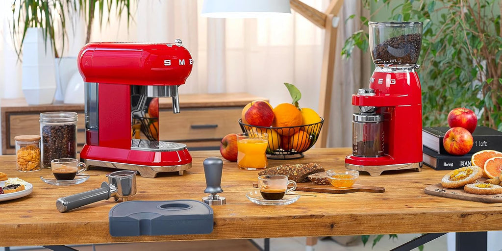 Smeg, ECF01PGEU Manual Espresso-Kaffeemaschine, Cappuccino -System, Thermoblock, groe Tassengehuse und Doppelkaffeefunktion, 1 l Wassertank, kompakte Abmessungen, 1350W, Pastellgrün