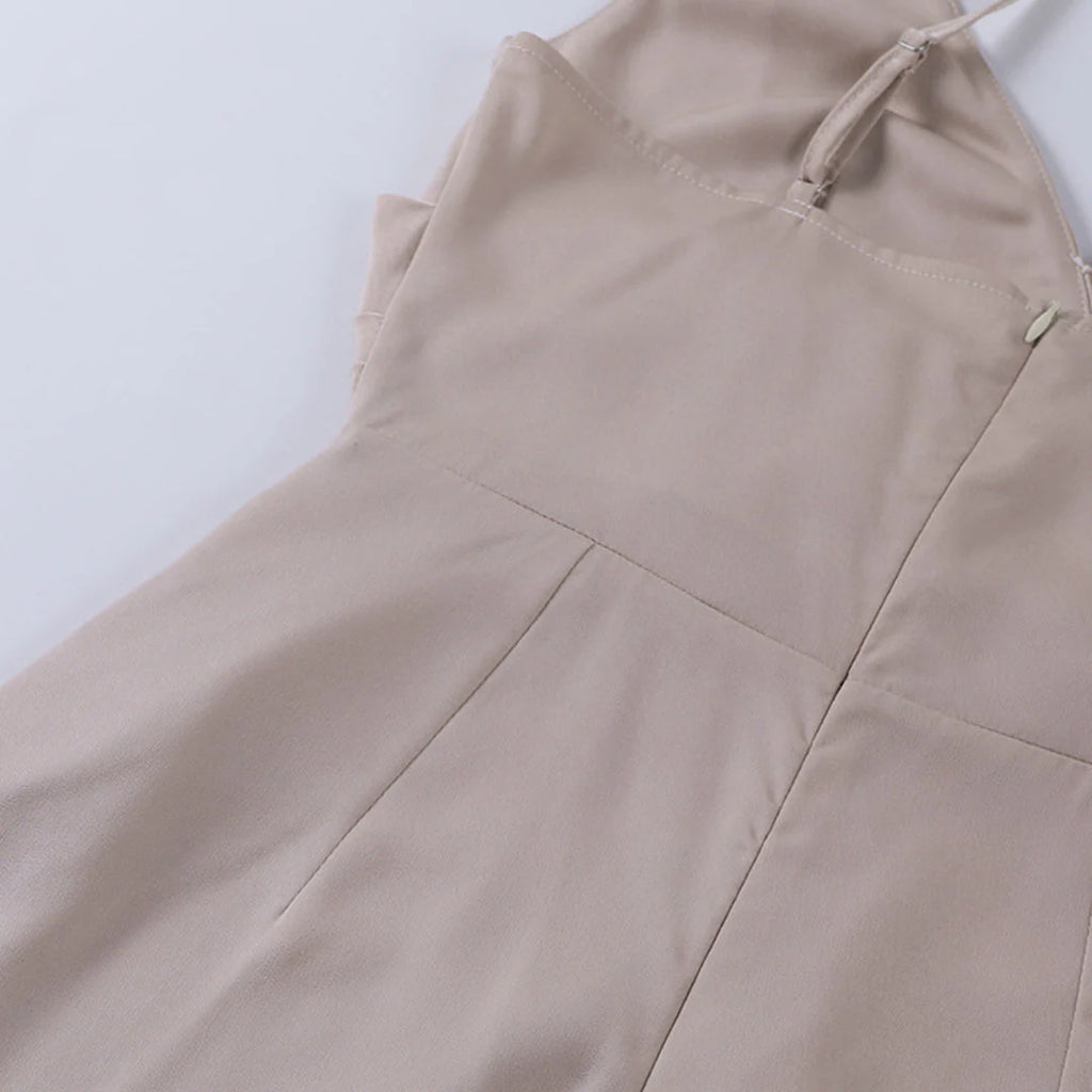 rmelloses Maxikleid mit V-Ausschnitt und Schlitzen
