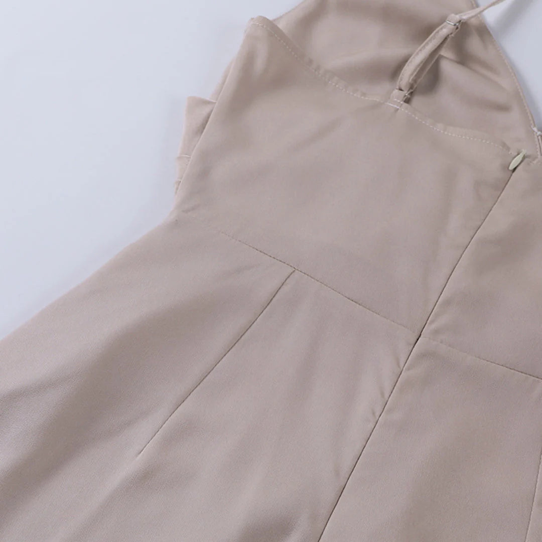 rmelloses Maxikleid mit V-Ausschnitt und Schlitzen