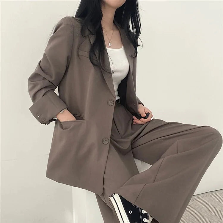 Complesso blazer e pantaloni a sigaretta monocromatico da donna