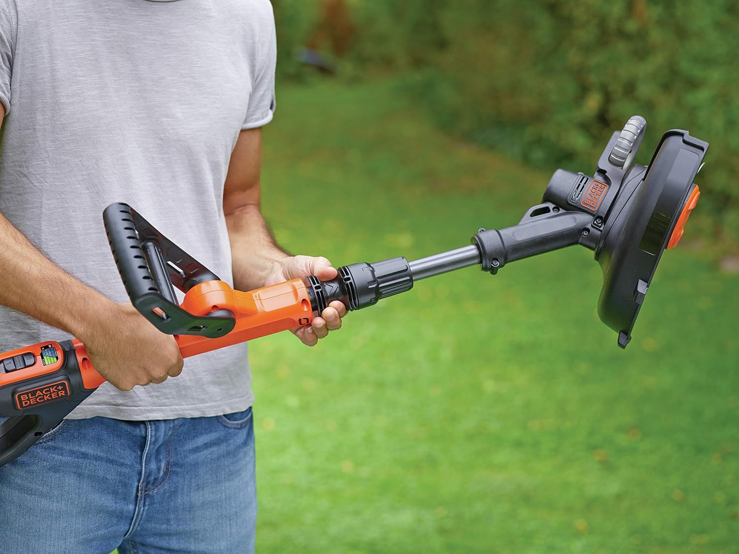 BLACK+DECKER Rasentrimmer mit Akku und Ladegerät Rasenkantenschneider Freischneider mit Fadenverlängerung auf Knopfdruck (18V 2,0Ah, 28 cm Schnittbreite) STC1820EPC