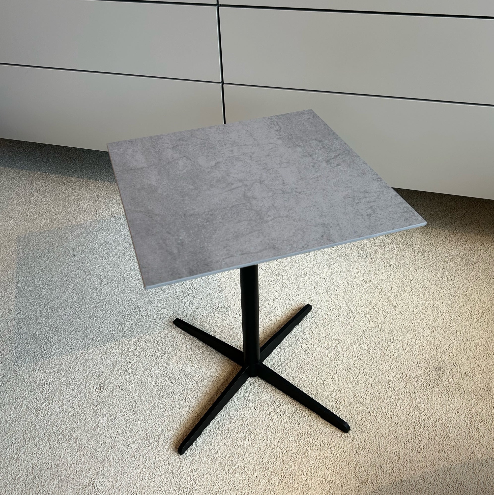 Ronald Schmitt Design Beistelltisch K446 40x40cm, Keramik Zement grau