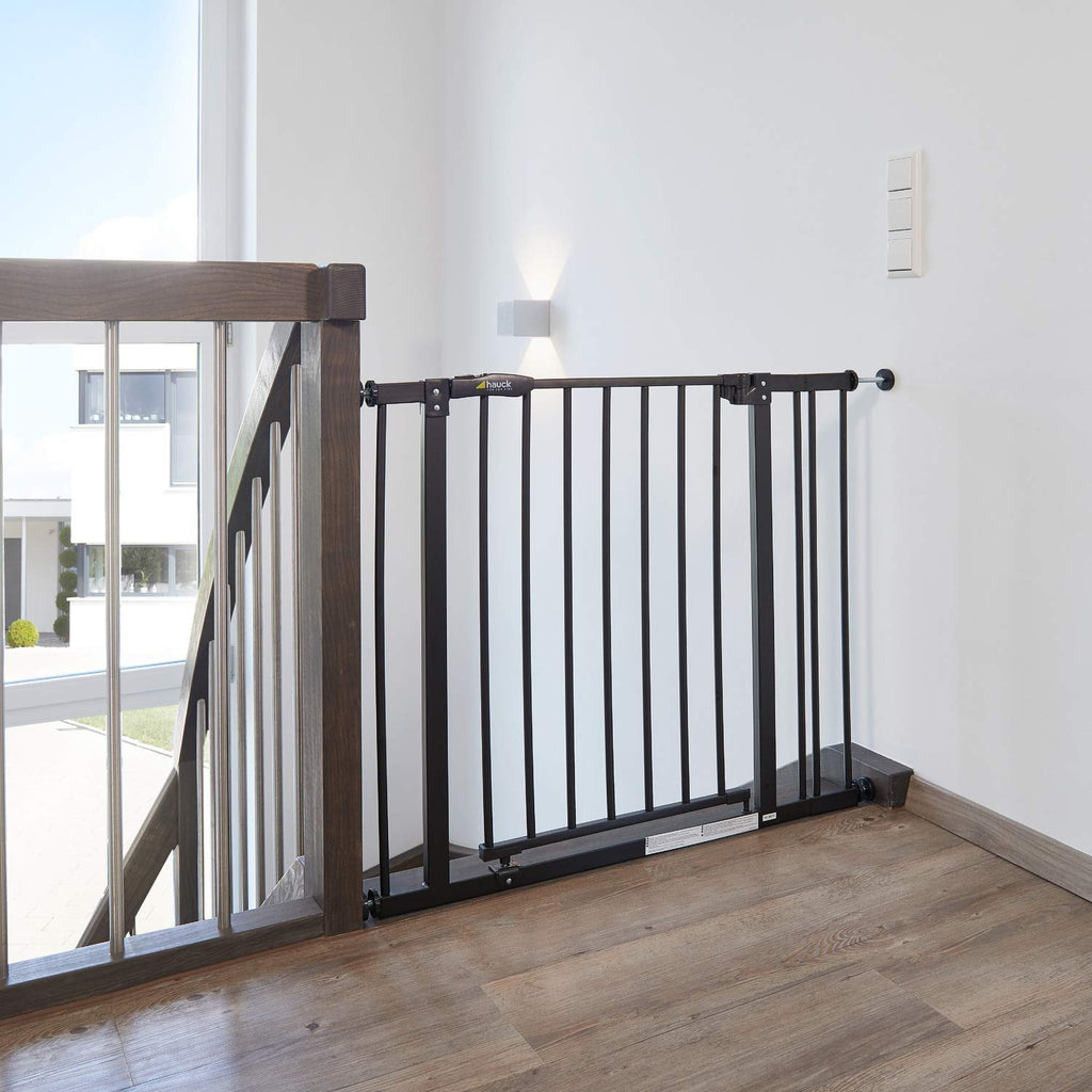 Hauck Treppenschutzgitter / Türschutzgitter Close N Stop incl. 21 cm Verlngerung, für Breiten 96 - 101 cm, ohne Bohren, Einhndiges ffnen, Beidseitig Schwenkbar, Metall, Schwarz
