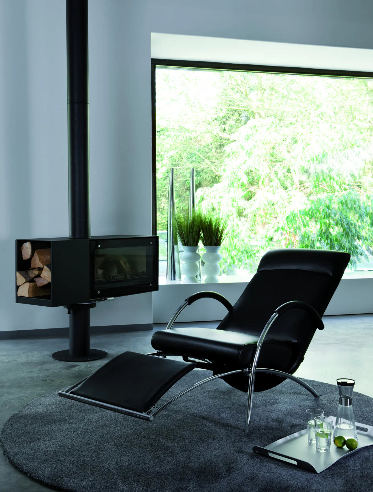Poltrona relax Curve IP Design in pelle nera, struttura cromata