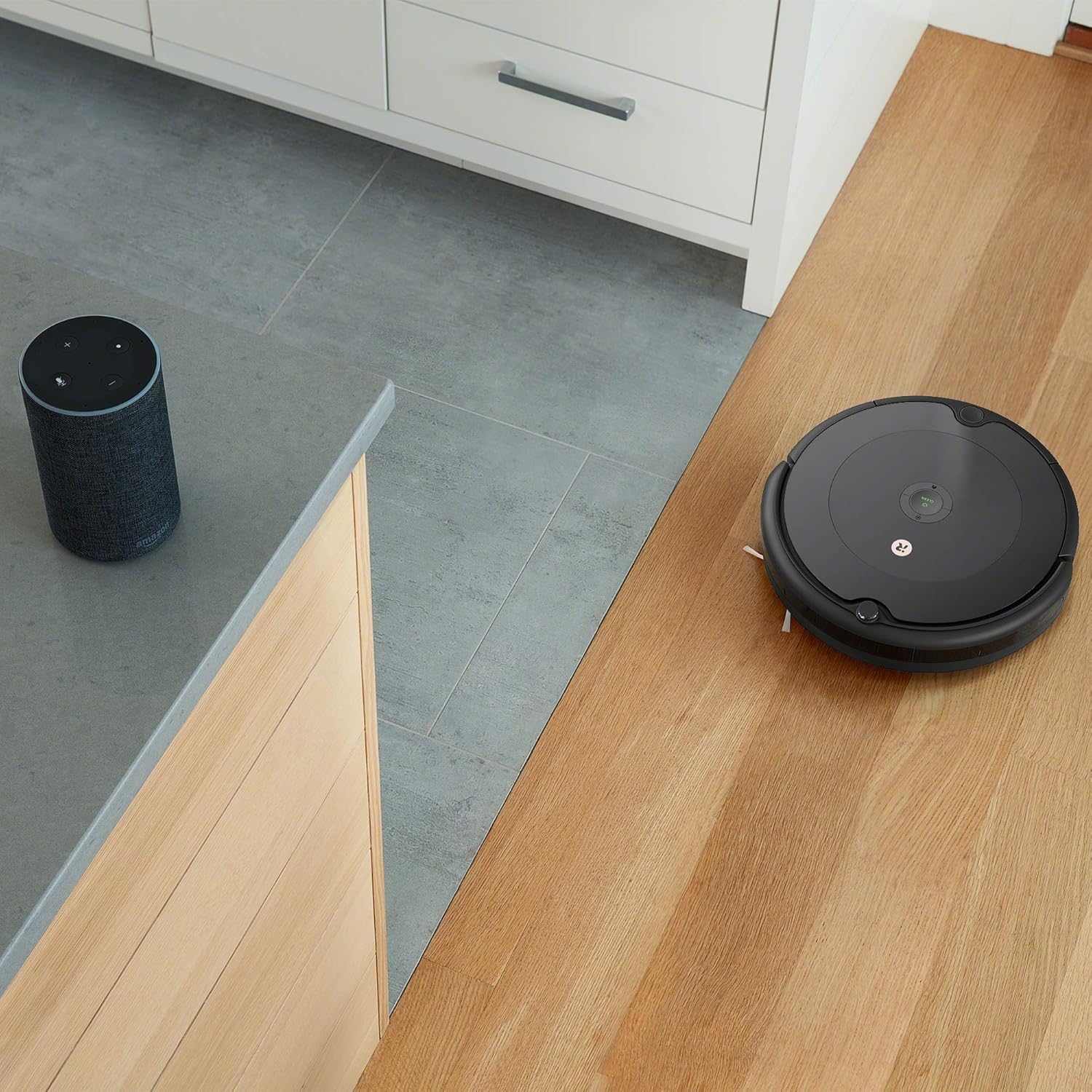 Robot aspirapolvere e lavapavimenti iRobot Roomba Combo Essential (Y0112), potente aspirazione e lavaggio, sistema di pulizia a 4 fasi, 3 livelli di aspirazione, pulizia Spot, controllabile tramite app, pulsanti o voce, Bianco