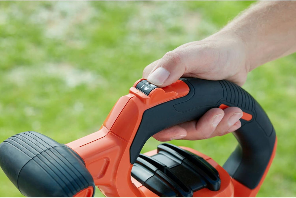 Black+Decker Aspiratore/Soffiatore Elettrico 3-in-1 BEBLV301 (3.000 Watt, con trituratore + rastrello raccogli foglie attaccabile, zaino raccogli foglie da 72l – elevata velocità di soffiaggio e potenza di aspirazione regolabile)
