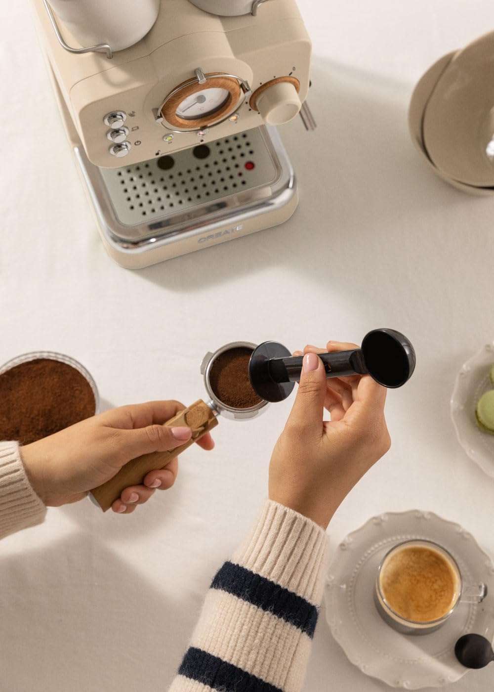 CREATE / THERA RETRO/Macchina da caffè espresso semiautomatica Rosa Pastello Opaco e Legno / Pompa a pressione 20bar, 1100W, Serbatoio acqua 1.25L, per caffè macinato, cialde ESE 55mm, con vaporizzatore, 1100W