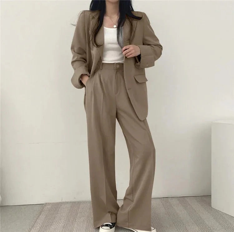 Complesso blazer e pantaloni a sigaretta monocromatico da donna