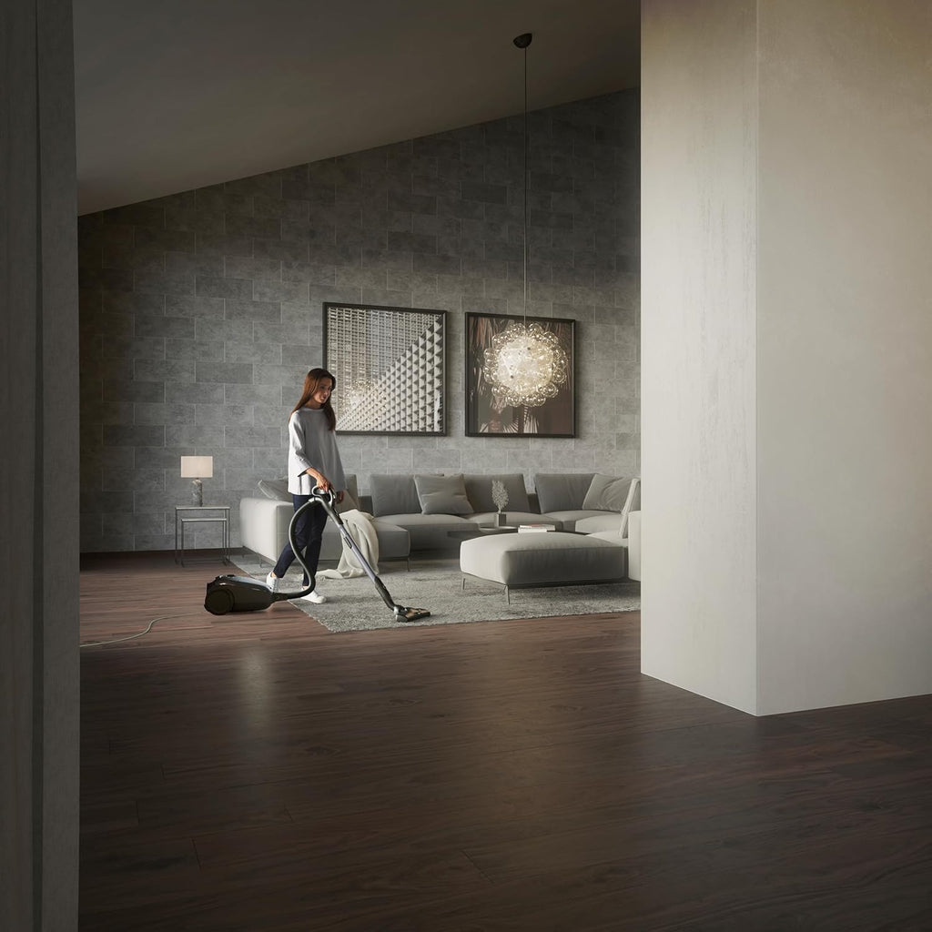 AEG VX82-1-KO Aspirapolvere / 75% materiale riciclato / regolazione automatica della potenza di aspirazione / estremamente silenzioso anche su tappeti / raccoglie particelle grandi + piccole / cavo lungo / 600W / nero
