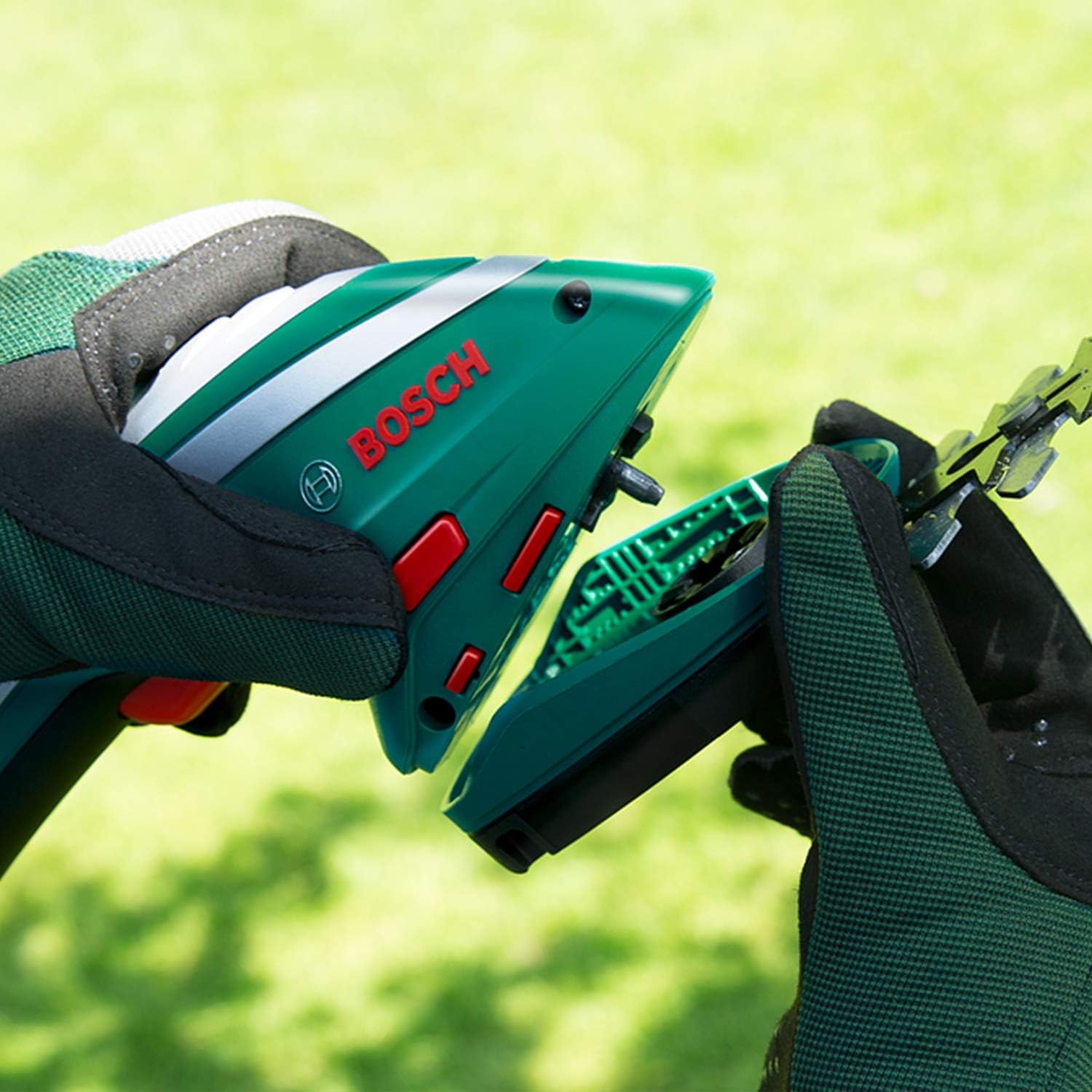 Set di tosaerba a batteria Bosch Isio (3,6 Volt, lunghezza lama 12 cm, distanza tra i denti 8 mm, con guanti da giardinaggio XL inclusi, in softcase) - Amazon Edition
