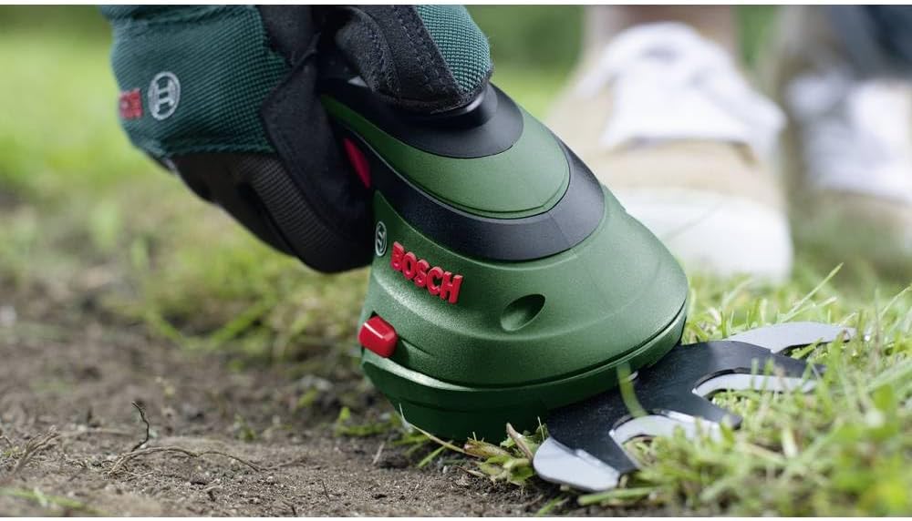 Set di tosaerba a batteria Bosch Isio (3,6 Volt, lunghezza lama 12 cm, distanza tra i denti 8 mm, con guanti da giardinaggio XL inclusi, in softcase) - Amazon Edition