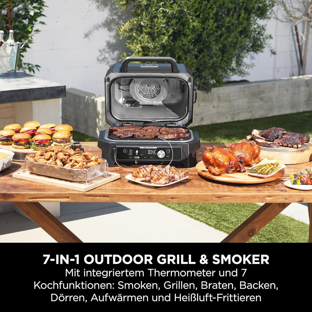 Ninja Woodfire BBQ elettrico e affumicatore e friggitrice ad aria, grill da esterno 7 in 1, friggitrice ad aria, affumicatore, arrostitore, forno e altro ancora, resistente alle intemperie, antiaderente, portatile, elettrico, grigio/nero OG701EU