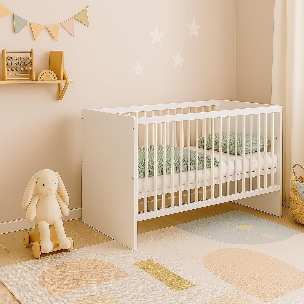 KMbaby Lettino TANY Bianco 120 x 60 cm con Materasso - Lettino per Neonati con Rete a Doghe Regolabile in 3 Altezze - Legno di Pino Verniciato