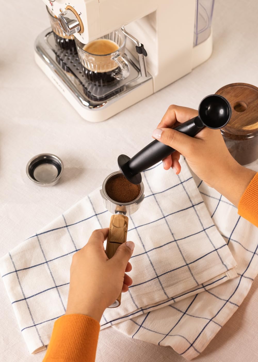 CREATE / THERA RETRO/Macchina da caffè espresso semiautomatica Rosa Pastello Opaco e Legno / Pompa a pressione 20bar, 1100W, Serbatoio acqua 1.25L, per caffè macinato, cialde ESE 55mm, con vaporizzatore, 1100W