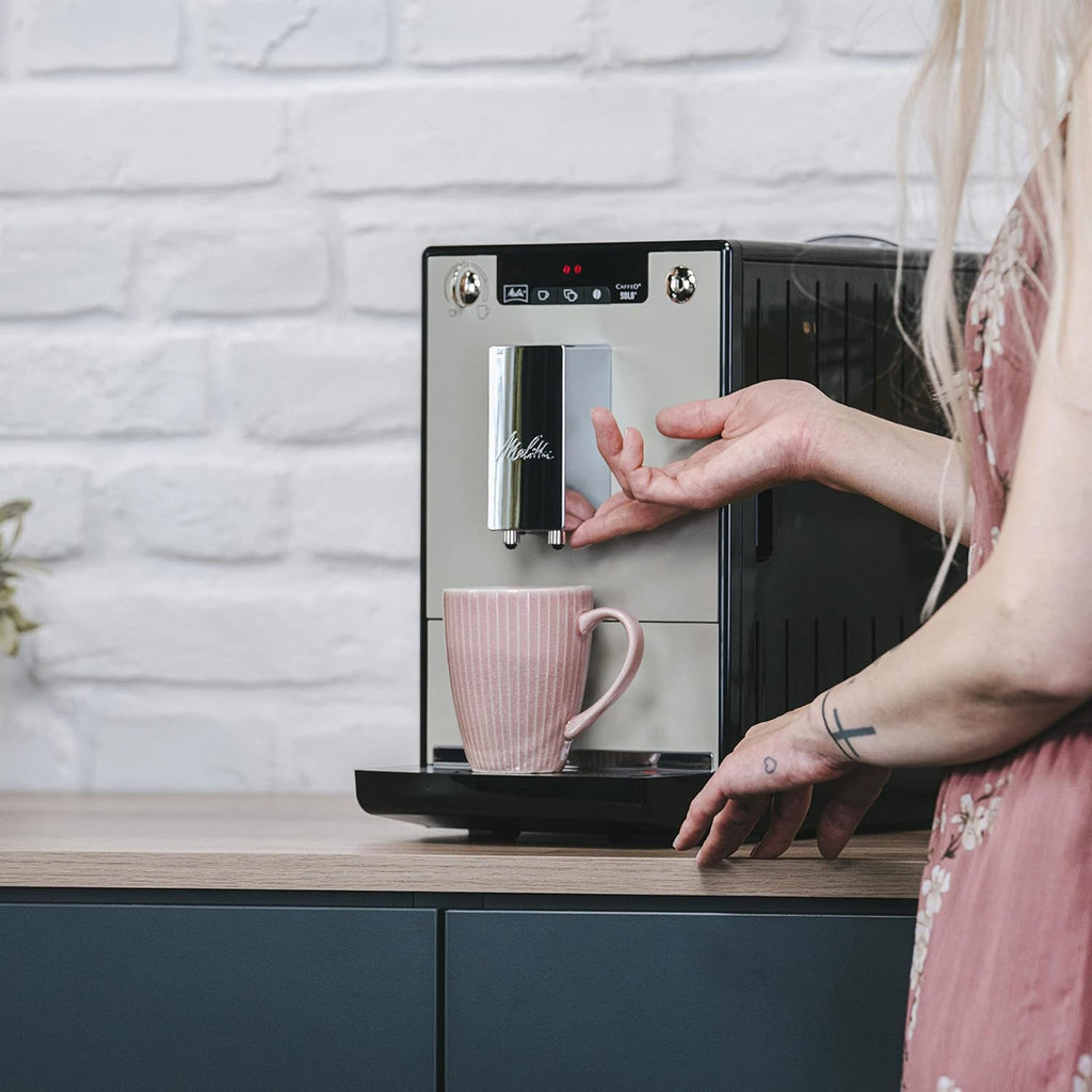 Melitta Solo - Macchina da caffè automatica con beccuccio regolabile in altezza, macchina da caffè piccola con serbatoio dell'acqua rimovibile, per es. espresso o caffè crema, argento