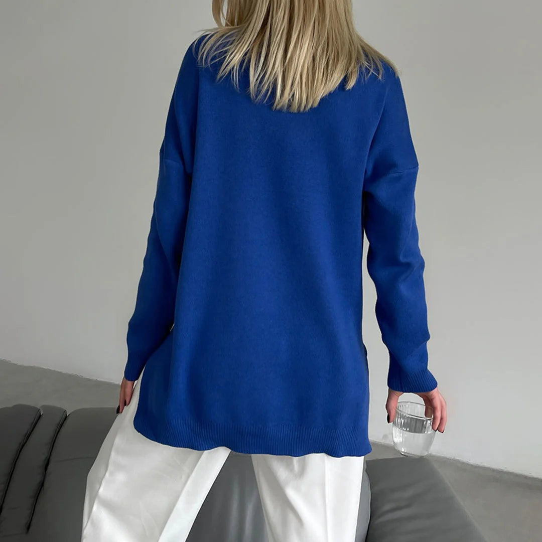 Maglione da donna in blu scuro con spacco laterale, versatile ed elegante - Lozenda