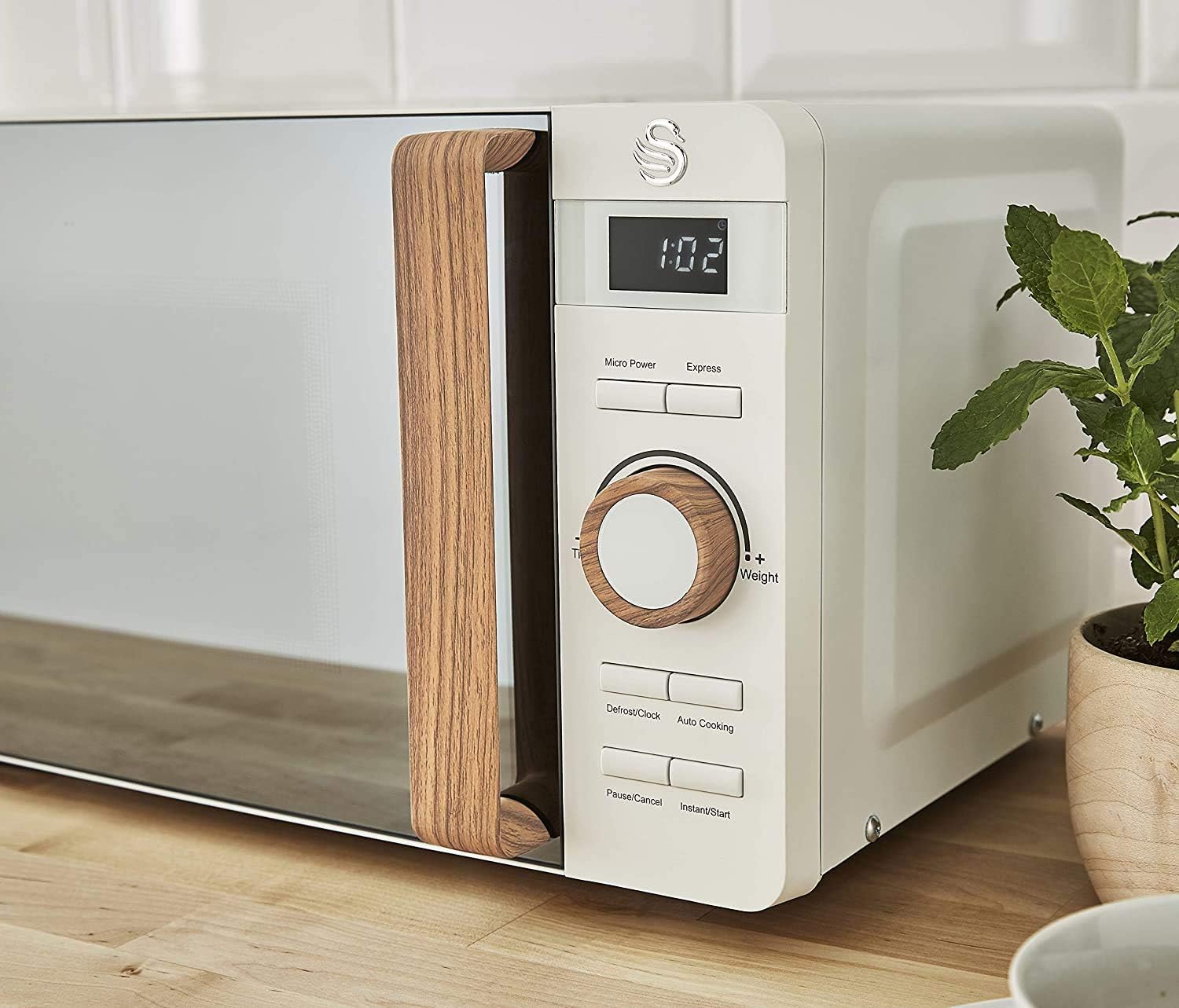 Forno a microonde digitale Swan Nordic da 20 L, 6 livelli di potenza, 800 W, timer da 30 minuti, facile da pulire, modalità scongelamento, design moderno, maniglia effetto legno, bianco opaco