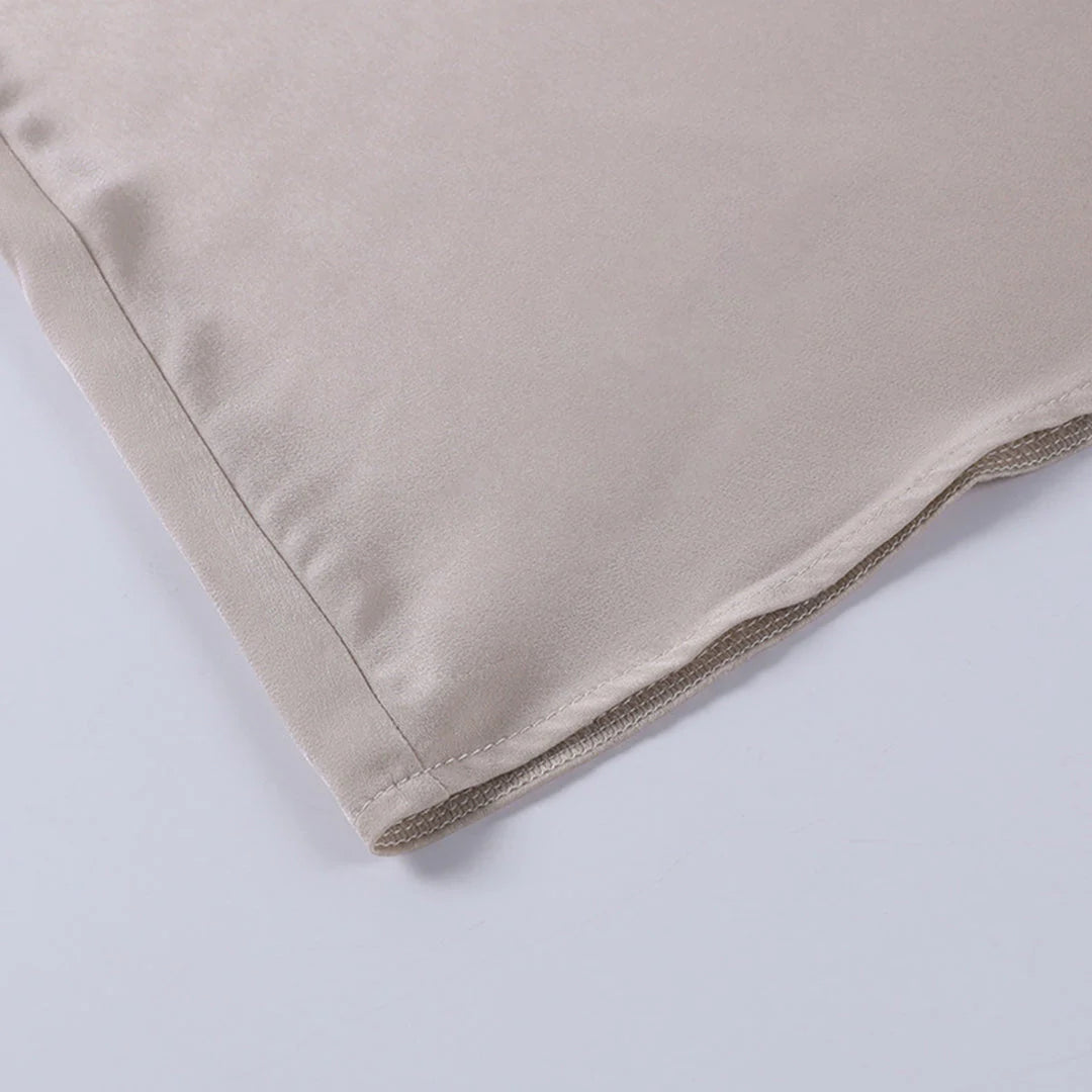 rmelloses Maxikleid mit V-Ausschnitt und Schlitzen