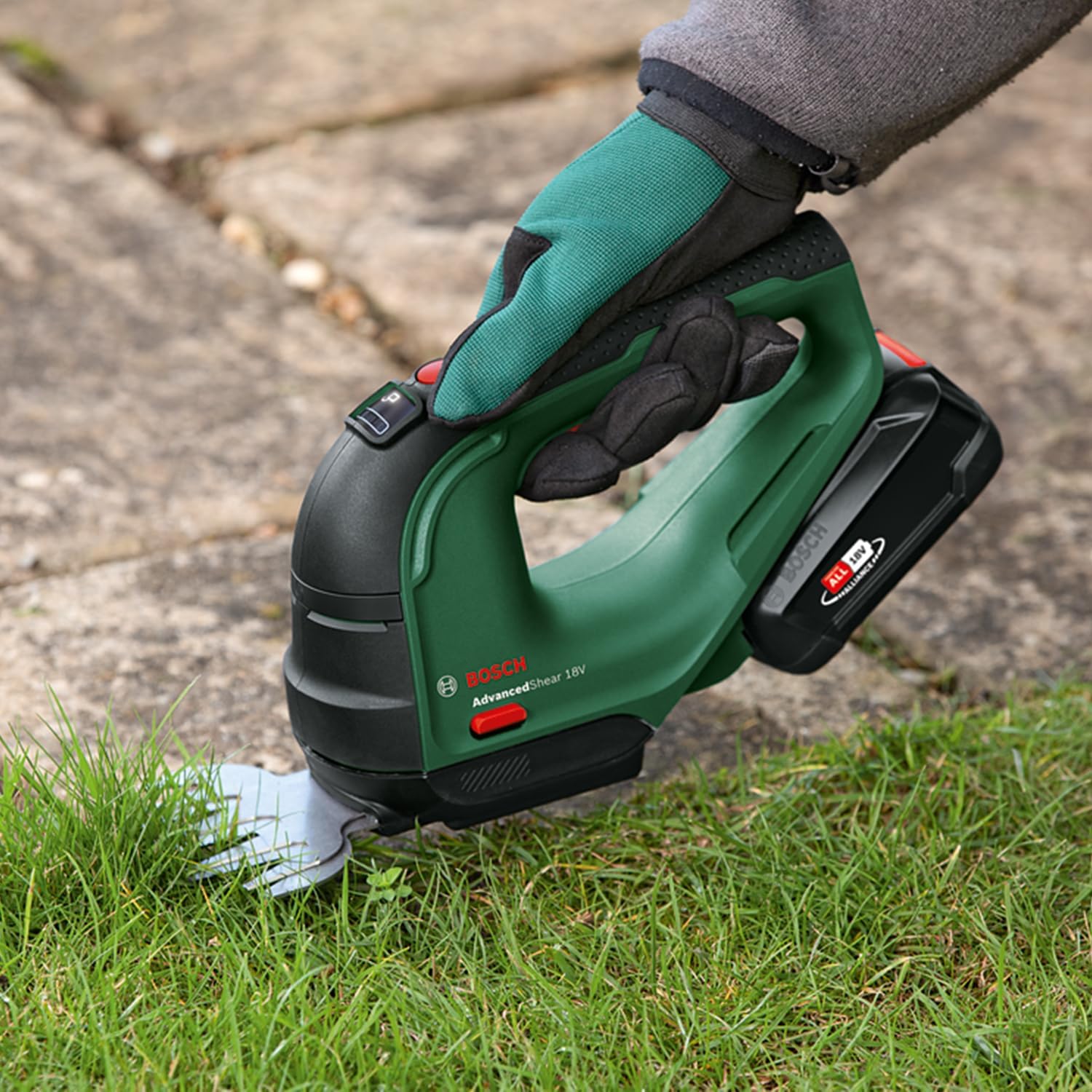 Bosch Akku Grasschere AdvancedShear 18V-10 (1 Akku 2,0 Ah, 18-Volt-System, schneidet bis zu 85 m pro Akkuladung, mit Strauch- und Grasscherenmesser, im Karton)